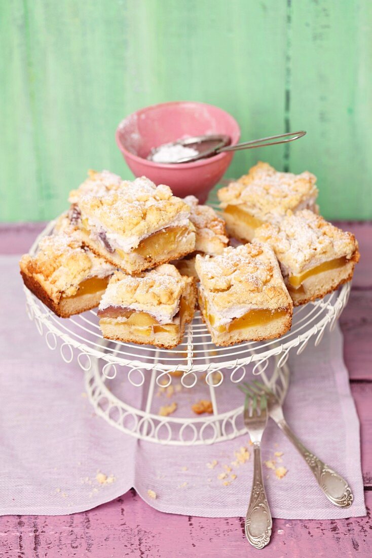Traybake with peaches, meringue and crumble
