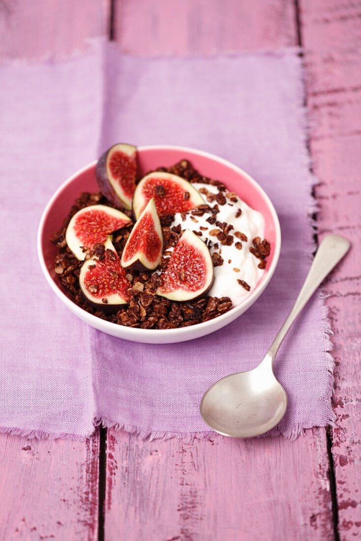 Chocolate muesli with yoghurt and figs