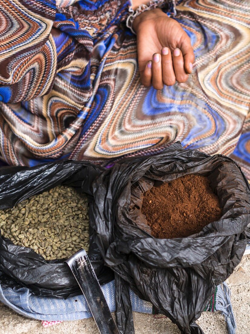 Taschen mit grünen äthiopischen Kaffeebohnen und gemahlenem Kaffee für die Kaffeezeremonie