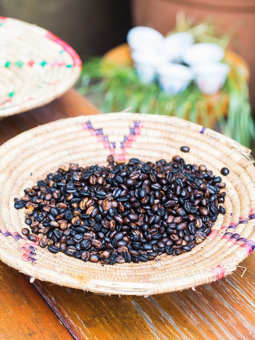 Äthiopische Kaffeebohnen im Korb, geröstet während der traditionellen Kaffeezeremonie