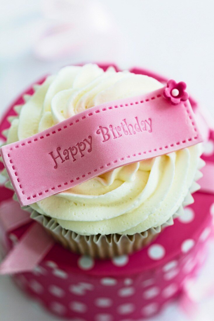 Cupcake mit 'Happy Birthday' Botschaft