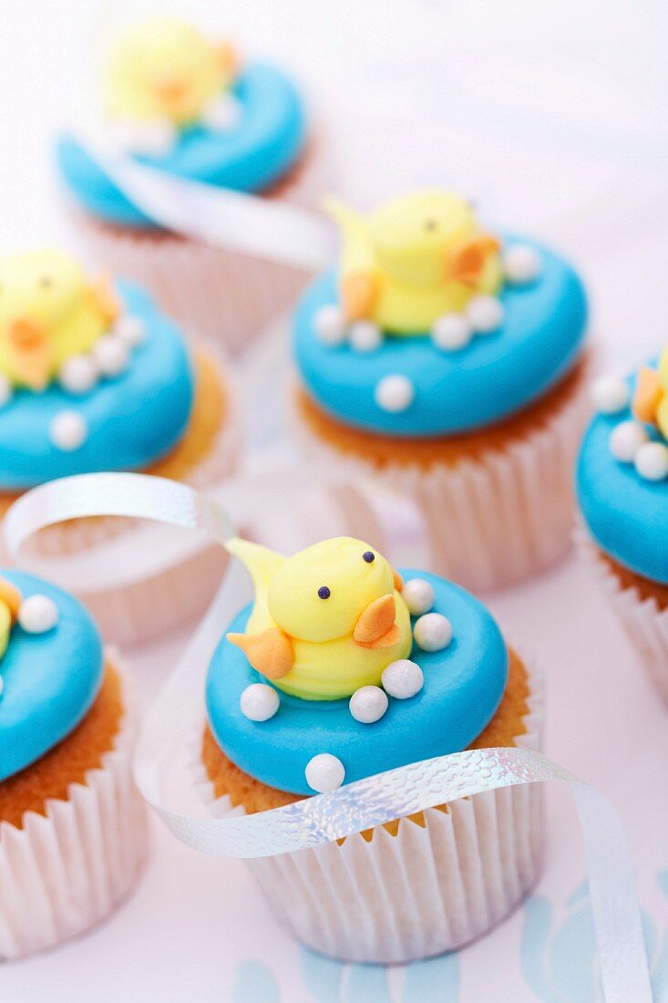 Cupcakes mit Fondant-Badeente für eine Baby Shower Party