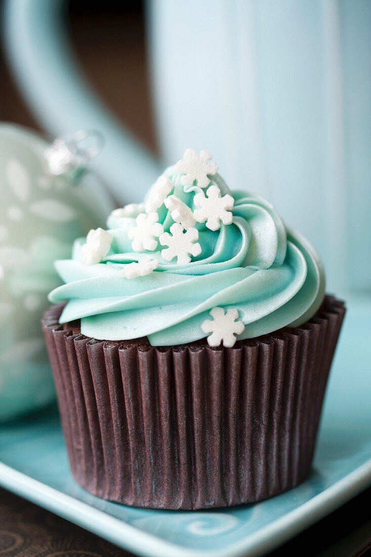 Cupcake, dekoriert mit Zucker- Schneeflocken