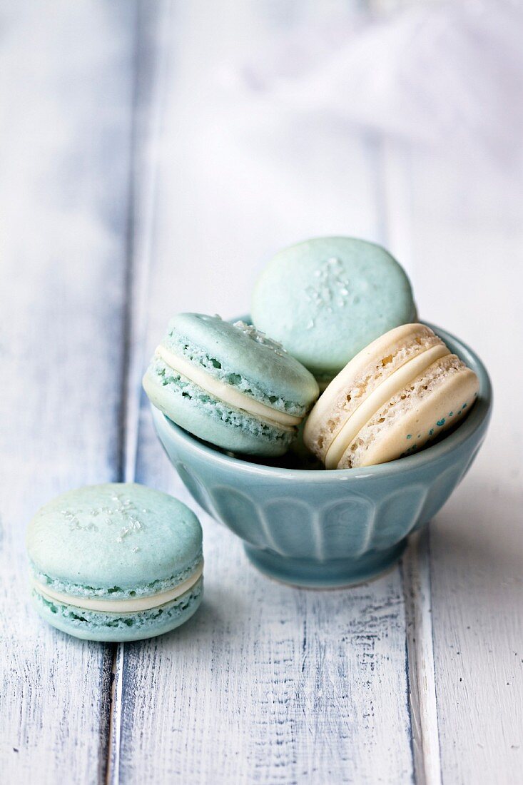 Macarons in a bowl – Ottieni la licenza per le foto – 11994560 ❘ StockFood