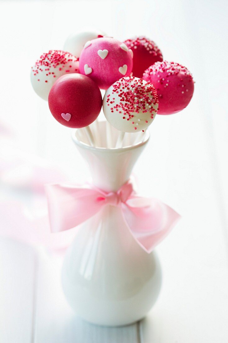 Rote und weiße Cake Pops für eine Hochzeit