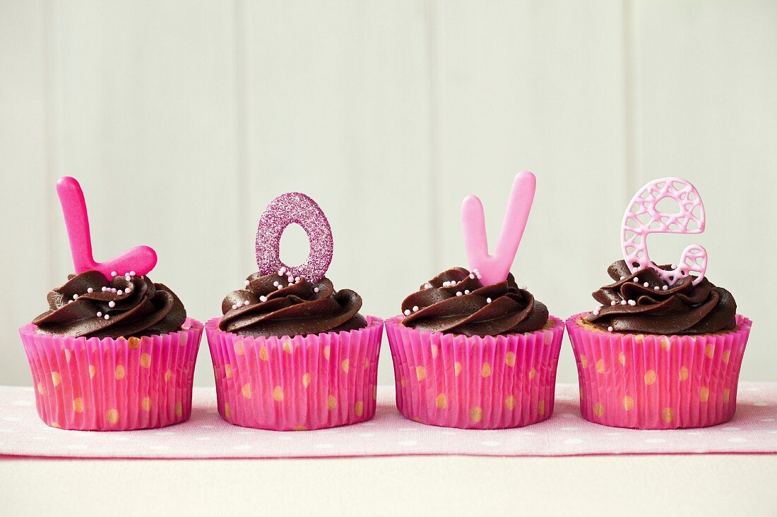 Cupcakes mit 'LOVE' Buchstaben zum Valentinstag