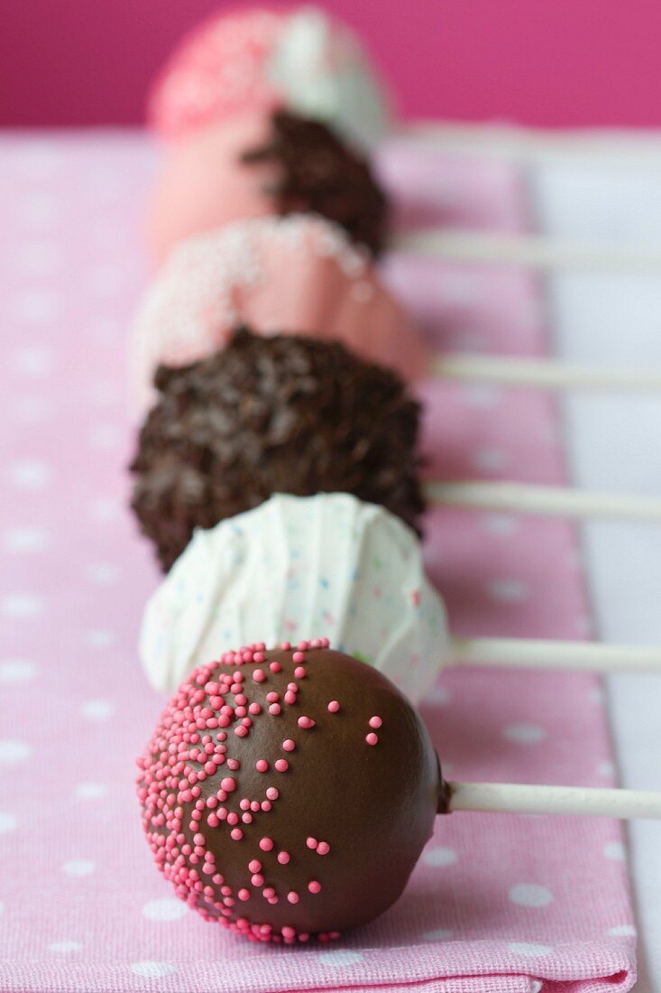 Schokoladen- und Erdbeer-Cake Pops in Reihe