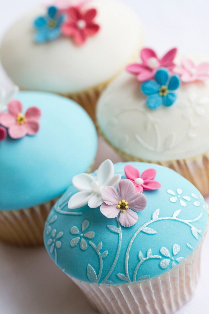 Cupcakes, verziert mit geprägtem Fondant und Zuckerblüten