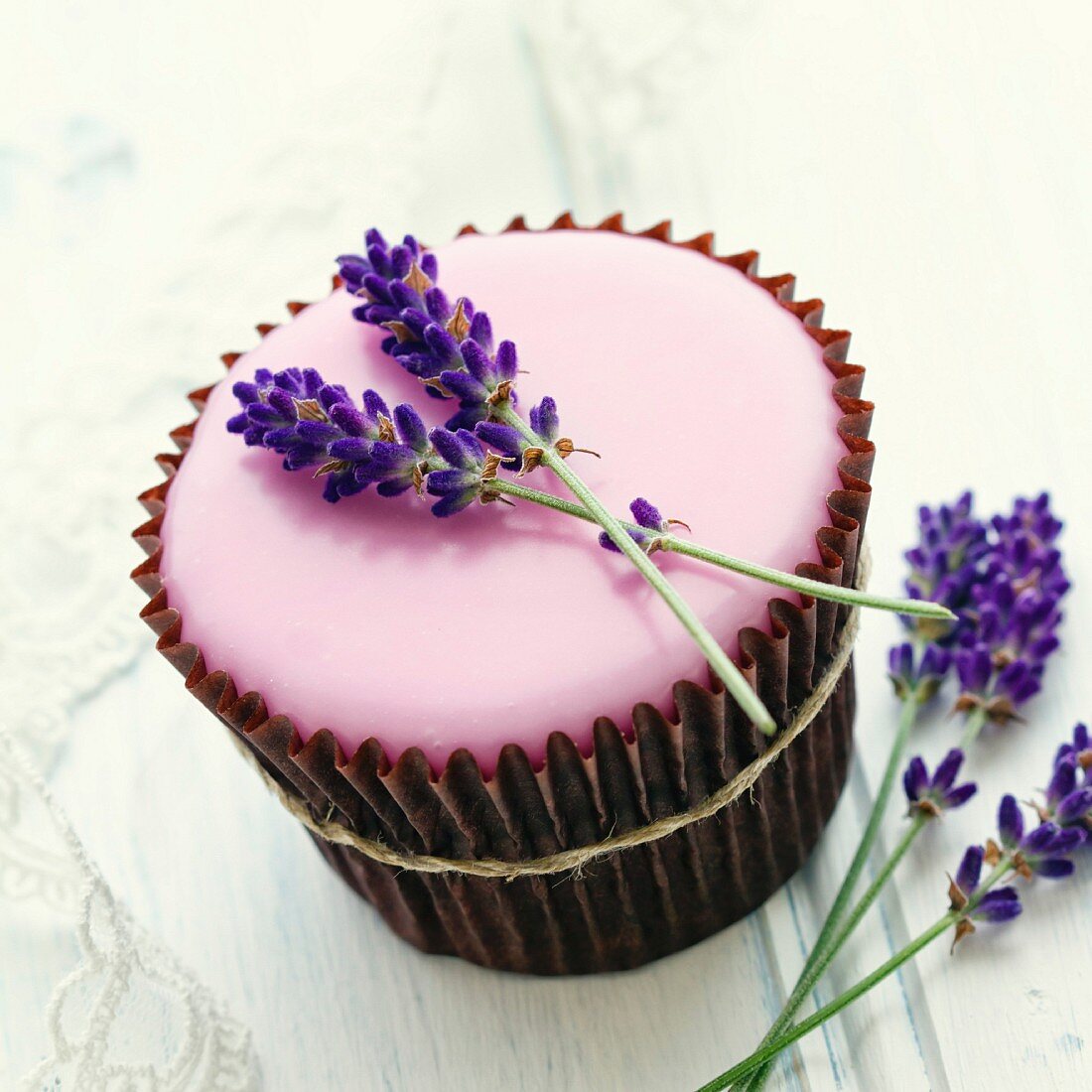 Cupcake mit Lavendelblüten dekoriert