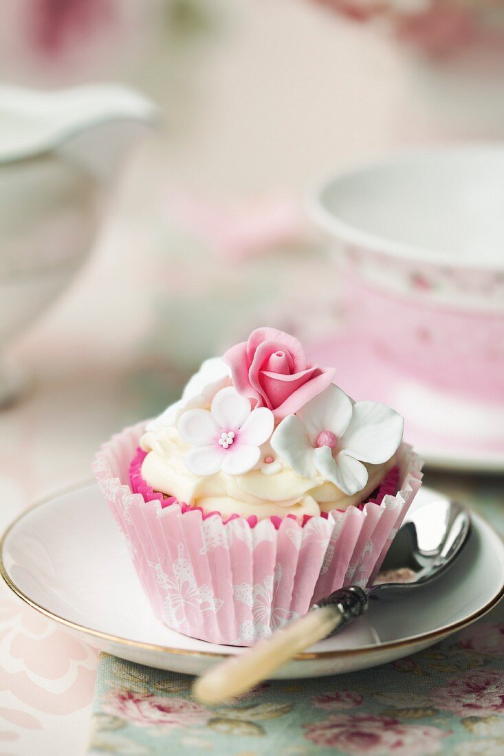 Cupcake mit Zuckerblüten für den Afternoon Tea