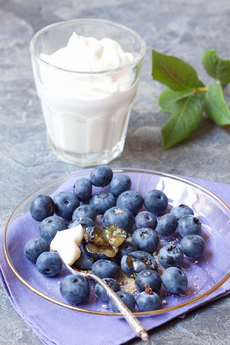 Frische Heidelbeeren mit Zucker und Schlagsahne