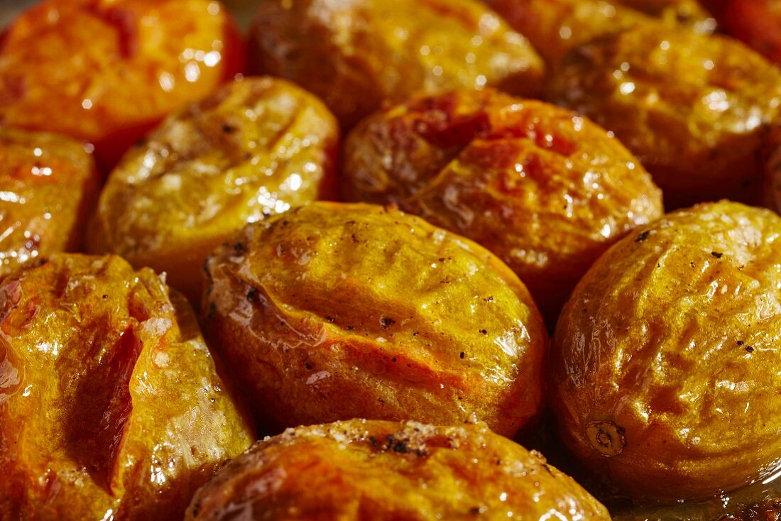 Roasted heirloom cherry tomatoes (close-up)