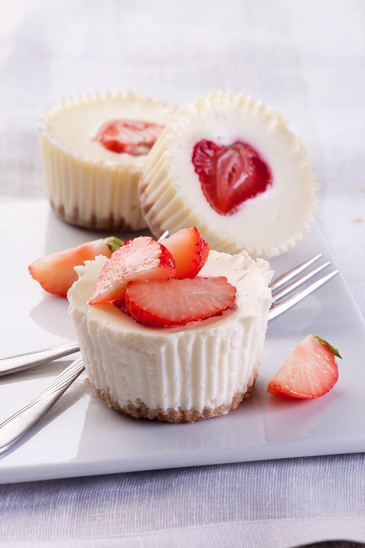 Cheesecake muffins with strawberries