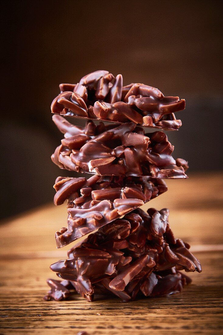 Mandelsplitter mit Schokolade, gestapelt