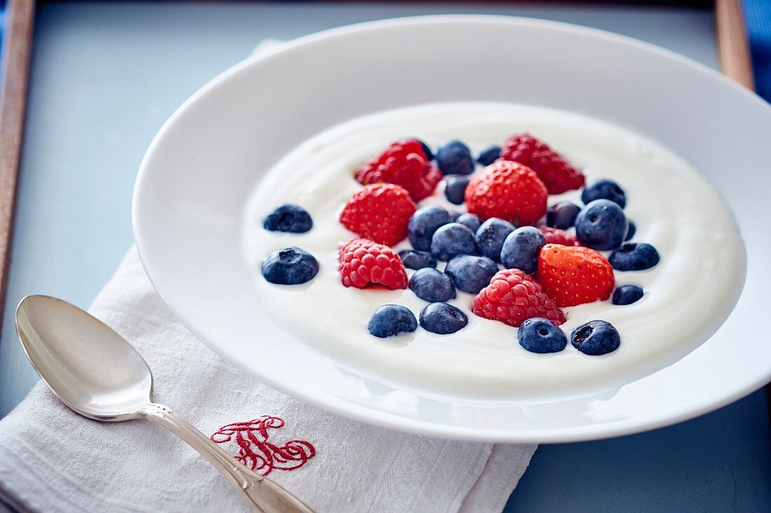 Joghurt mit Blaubeeren, Himbeeren und Erdbeeren