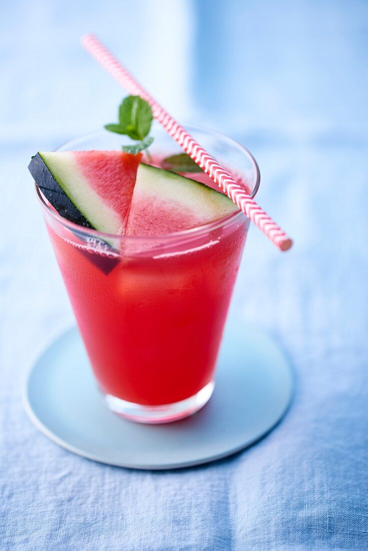 Wassermelonendrink im Glas mit Strohhalm – Bilder kaufen – 11995698 ...