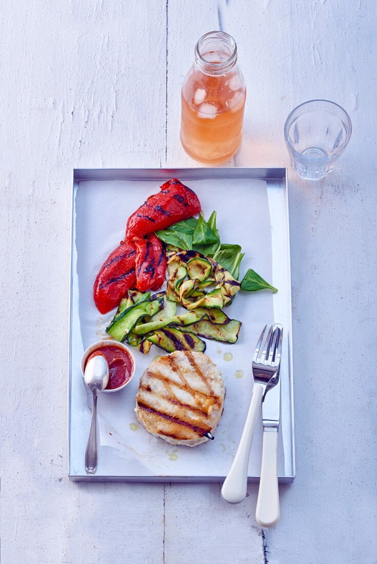 Thunfischsteak mit Paprika und Zucchini