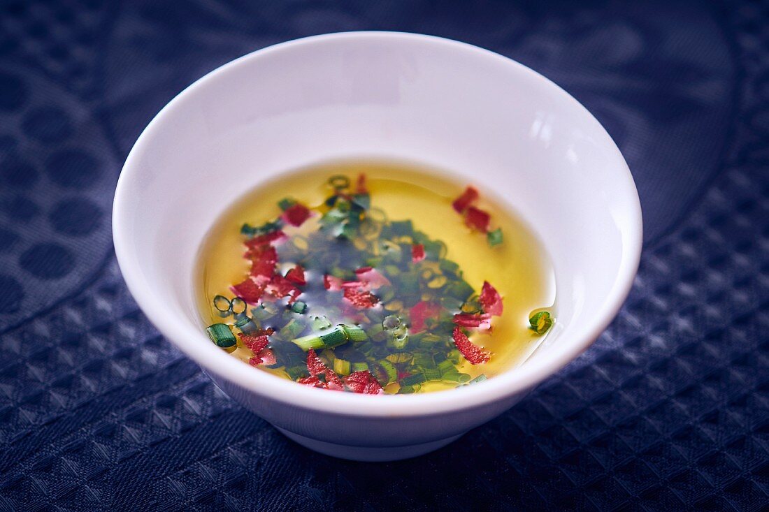 Vinaigrette mit Schnittlauch im Schälchen