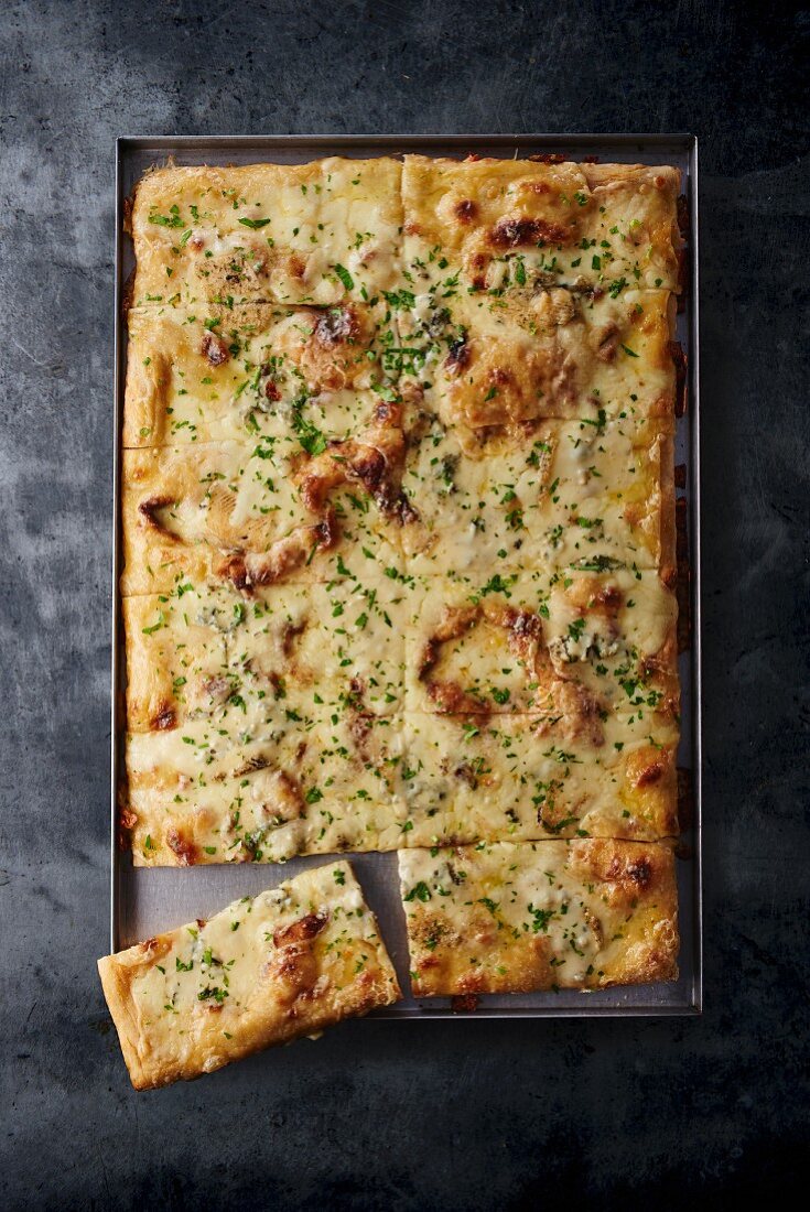 Vier-Käse-Pizza auf Backblech