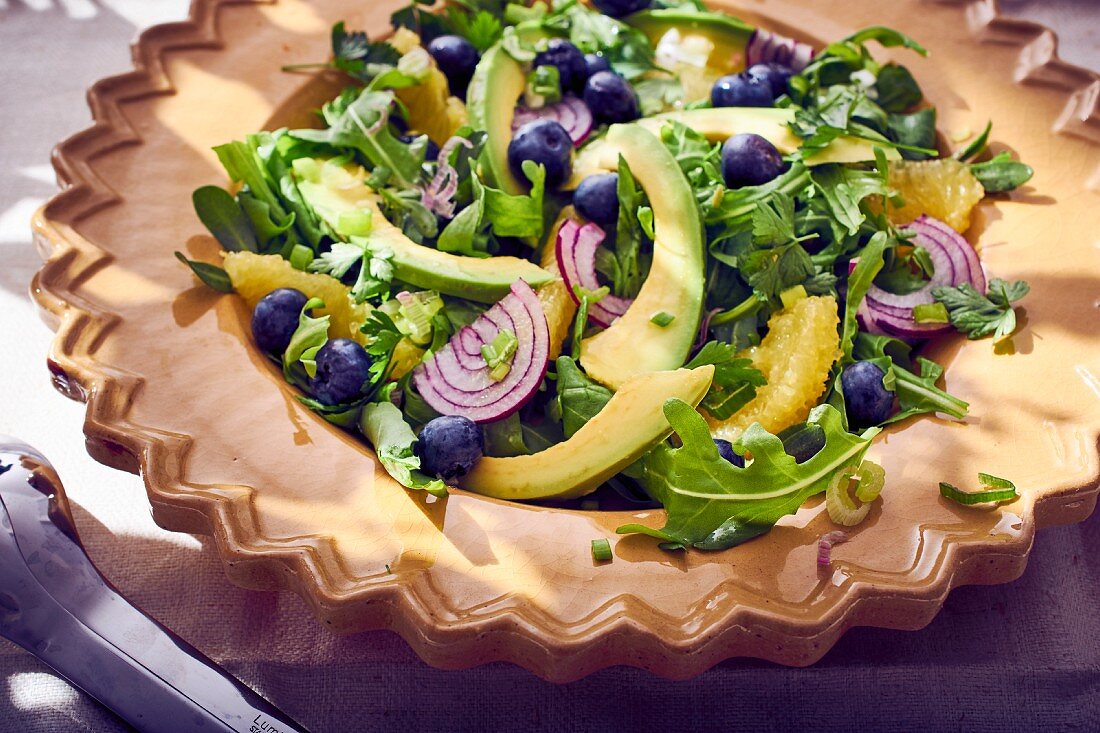 Avocadosalat mit Rucola, Zwiebeln, Heidelbeeren und Orangen