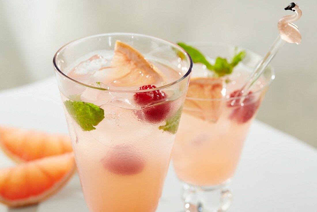 Paloma Cocktails mit Grapefruit, Himbeere, Minze und Eis