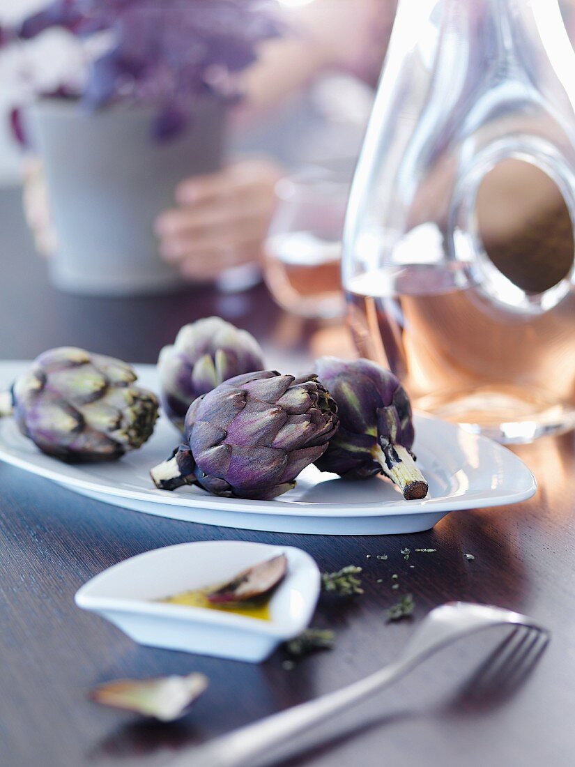 Artischocken mit Olivenöl auf Esstisch