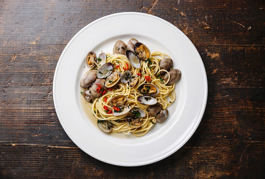 Spaghetti alle Vongole Seafood pasta with clams on white plate