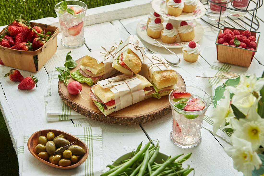 Sandwiches, Salate, Obst und Cupcakes für ein Picknick