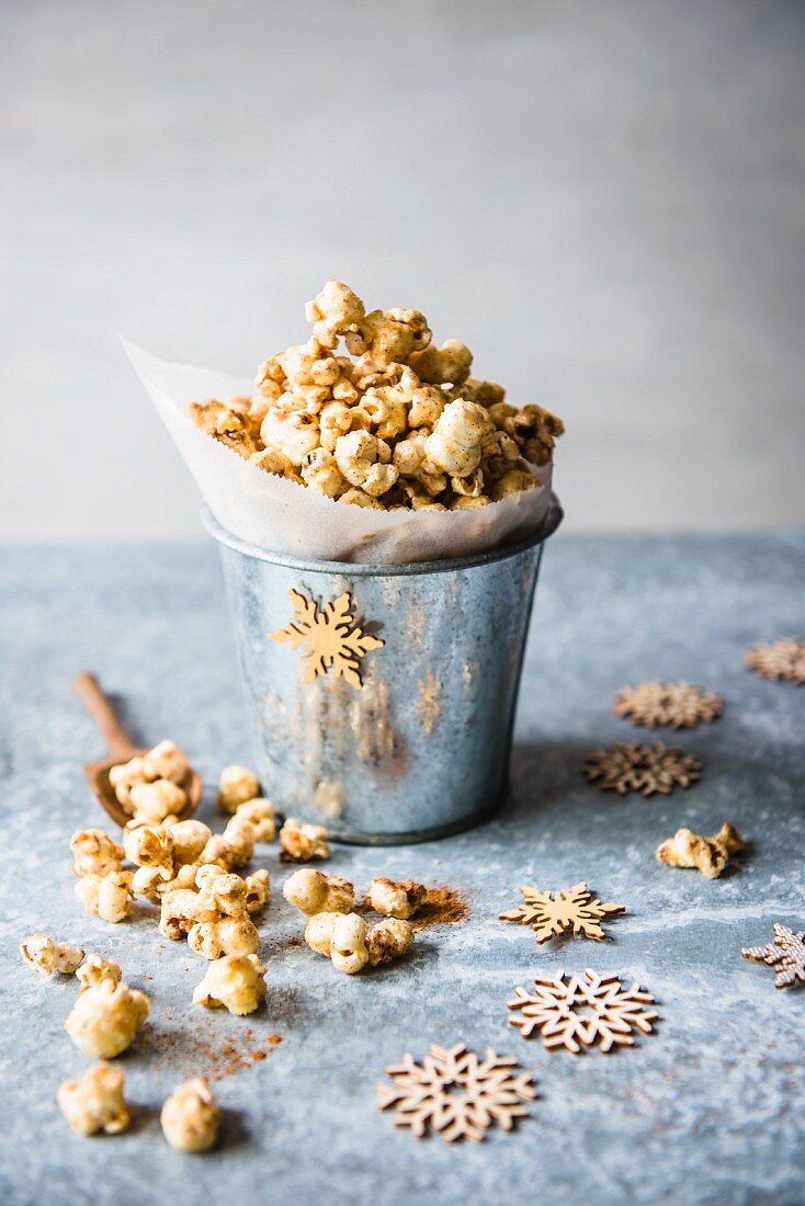 Honig-Zimt-Popcorn im Metalleimer zu Weihnachten