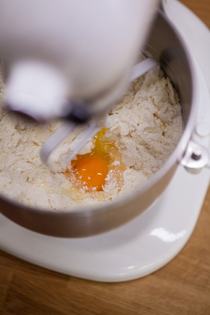 Making dough in a kitchen machine