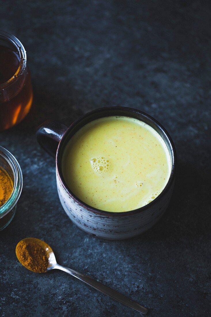 Goldene Milch - mit Kurkuma, Ingwer, Kardamom und Zimt