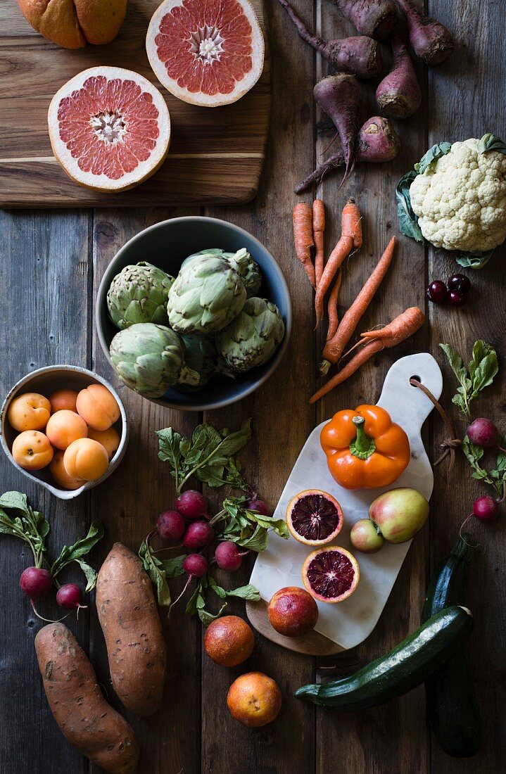 Verschiedenes Gemüse und Obst auf rustikalem Holztisch