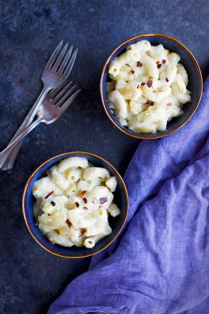 Macaroni and cheese with artichokes in two bowls