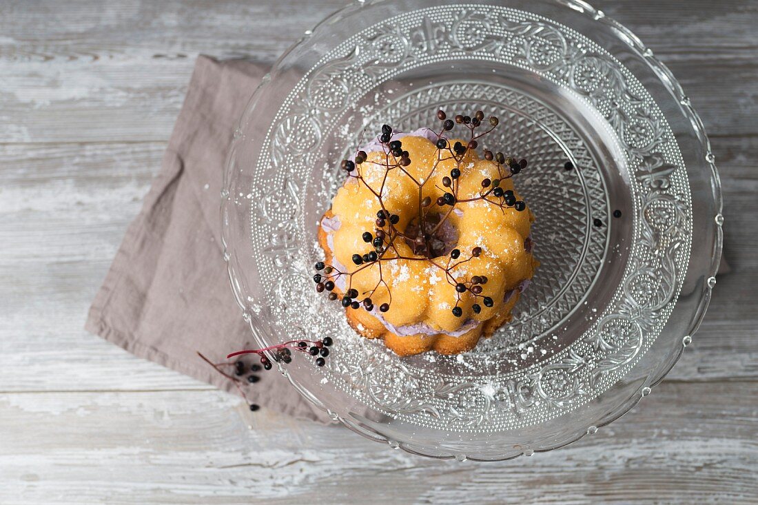 A Bundt cake with a elderberry filling (seen from above)