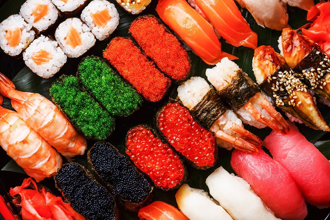 Sushi Set gunkan, nigiri and rolls