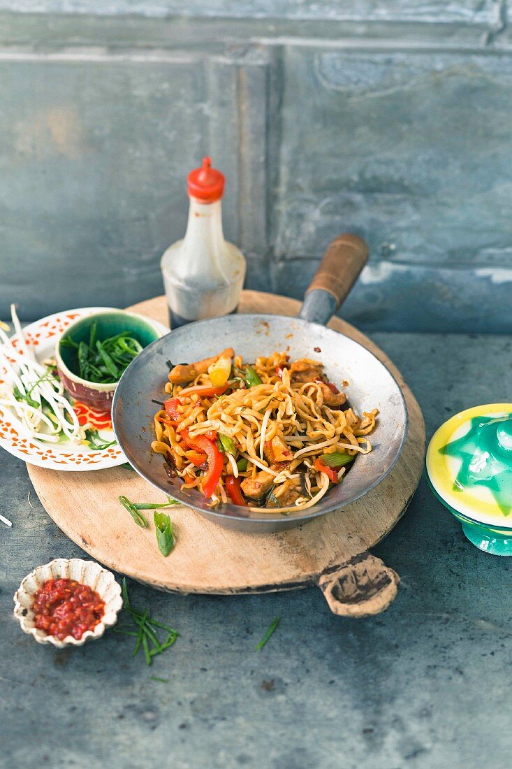 Mie Goreng mit Hähnchen und Sprossen (Indonesien)