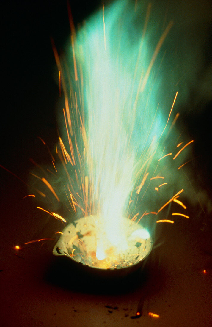 Explosive combustion of ammonium nitrate