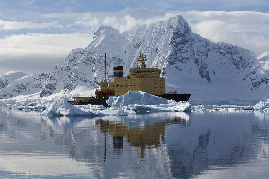 Icebreaker,Antarctica