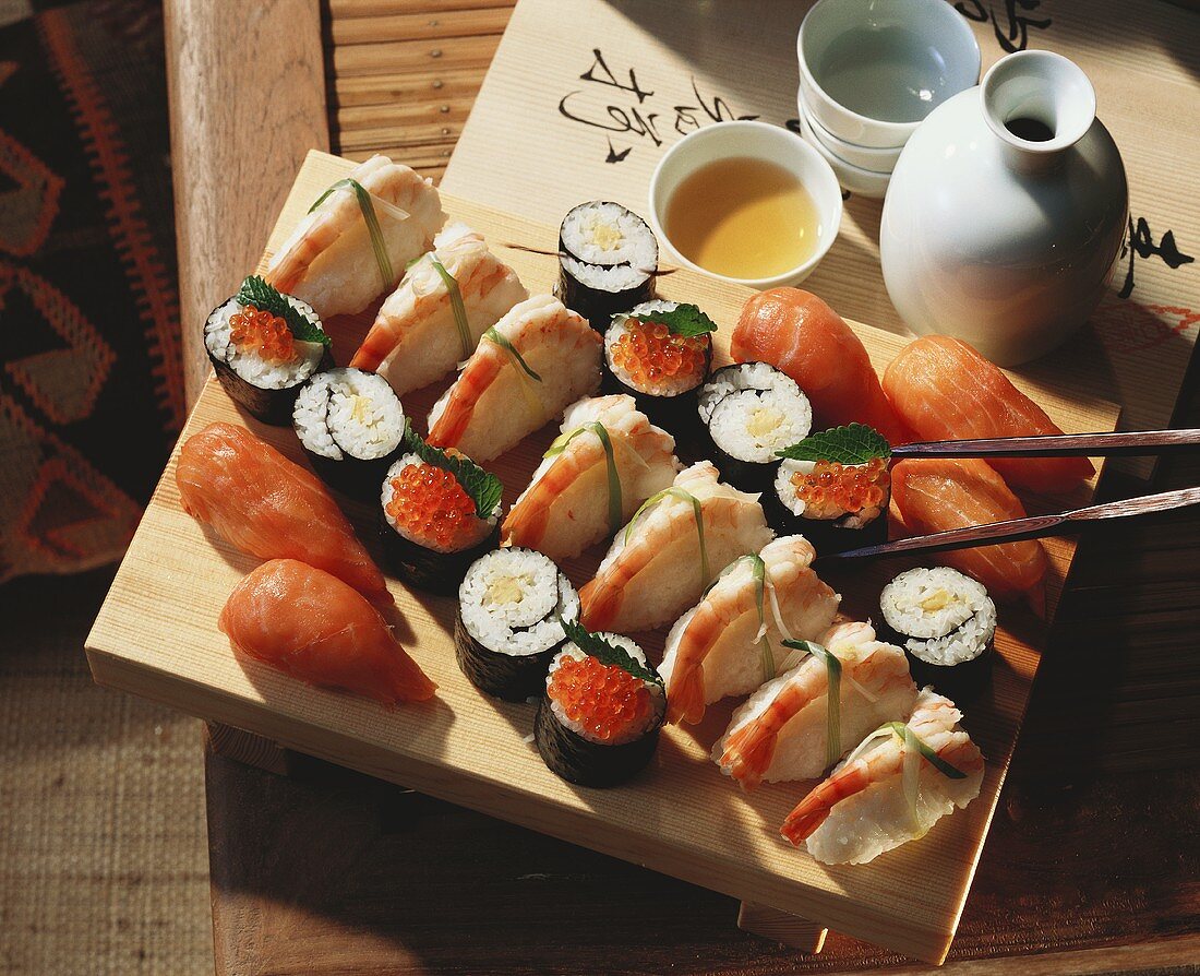 Verschiedene Sushi auf Holzbrett: Lachssushi, Garnelensushi