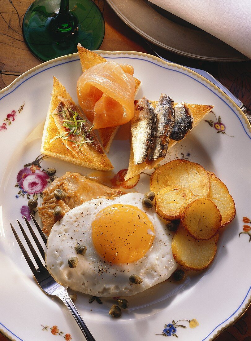 Schnitzel 'Holstein' (Kalbssteak mit Spiegelei, Kapern u.a.)