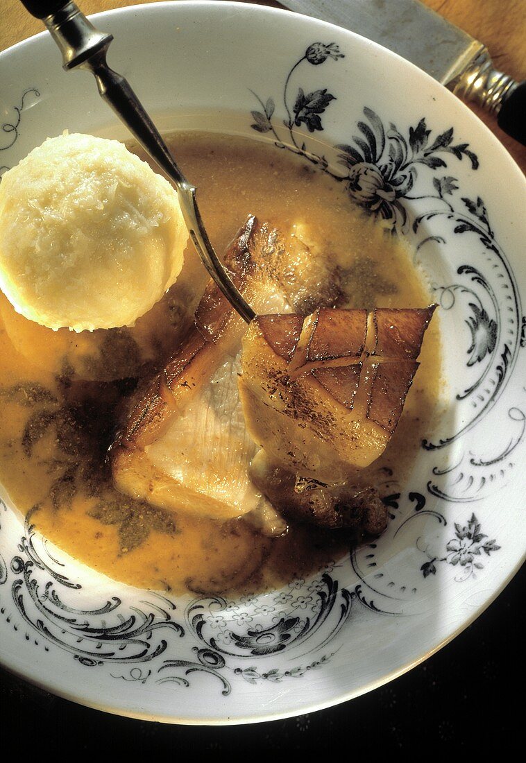 Schweinsbraten mit Knödel (bayrischer Schweinekrustenbraten)