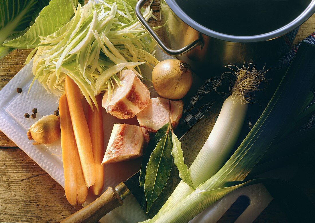 Suppenzutaten: Möhren,Weißkohl,Markknochen,Lorbeerblätter