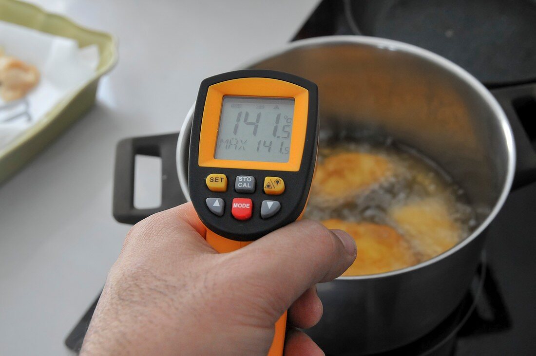 temperature of boiling oil