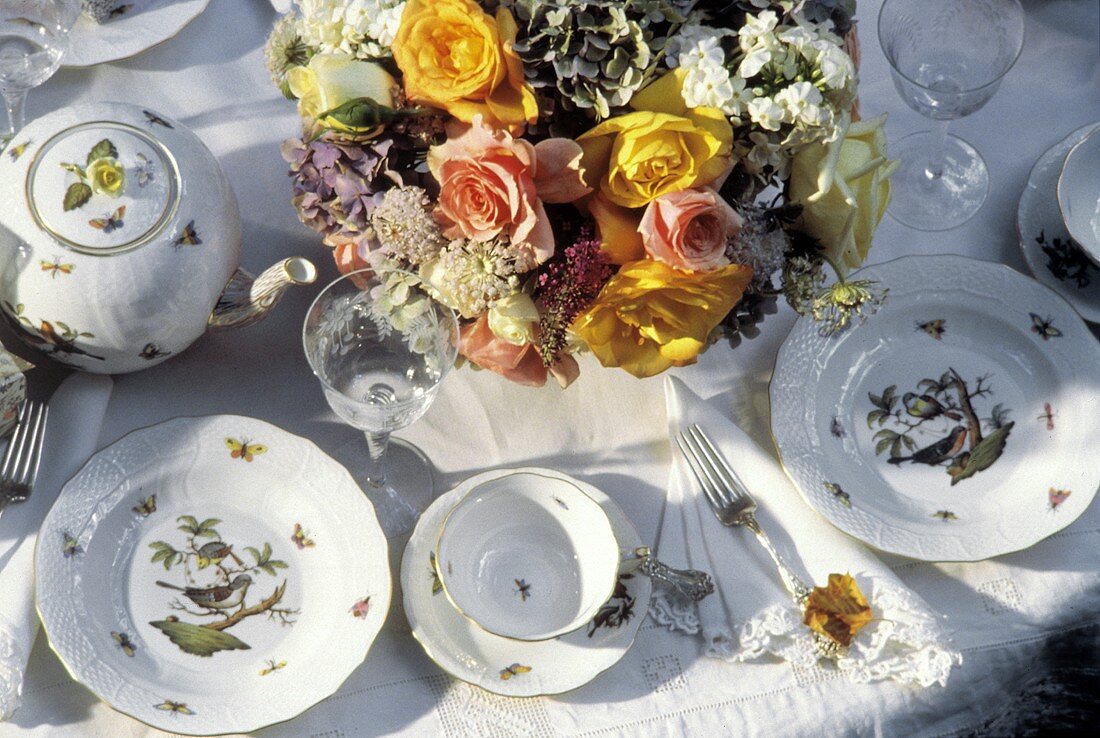 Gedeckter Tisch mit Teeservice aus Porzellan & Blumen