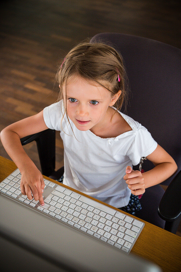 5 year old girl using a computer