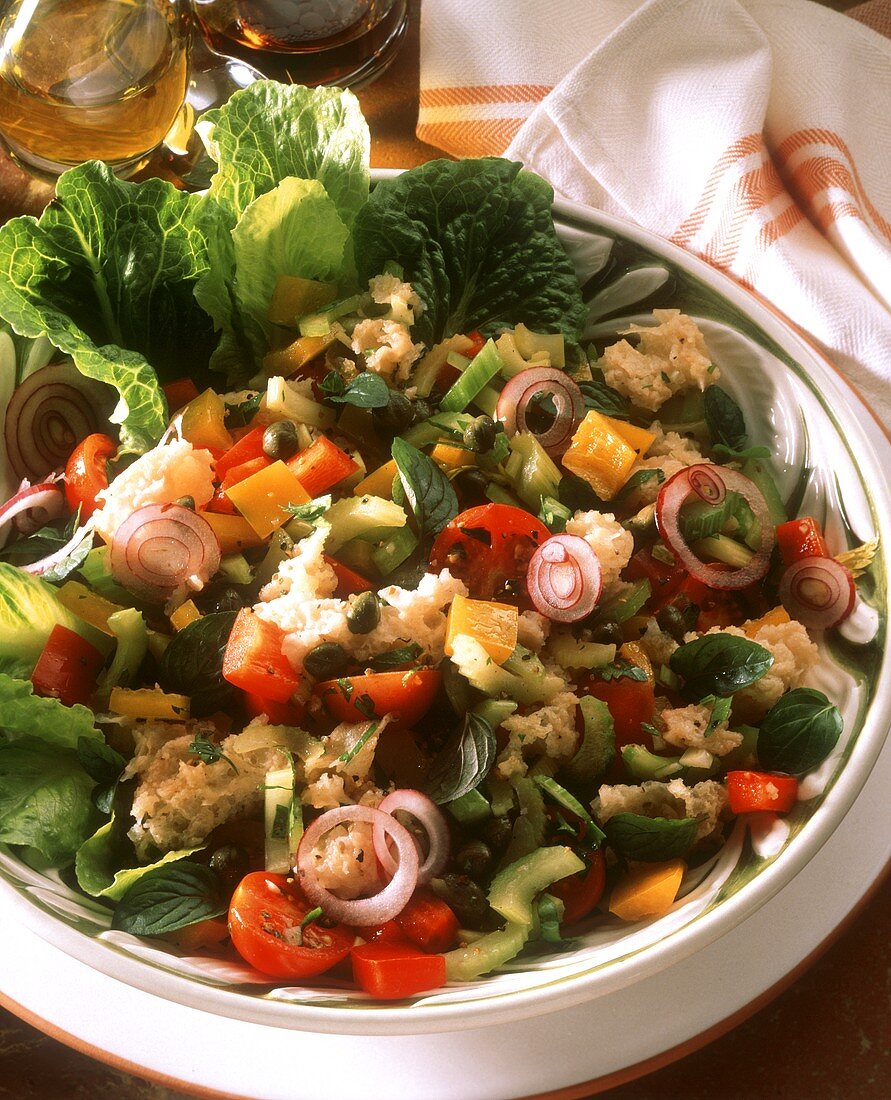 Crunchy vegetable and bread salad