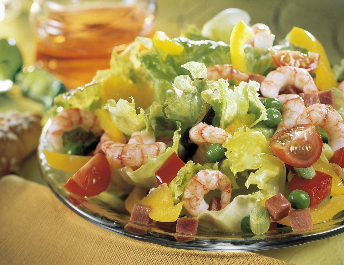 Lettuce and Vegetable Salad with Shrimp