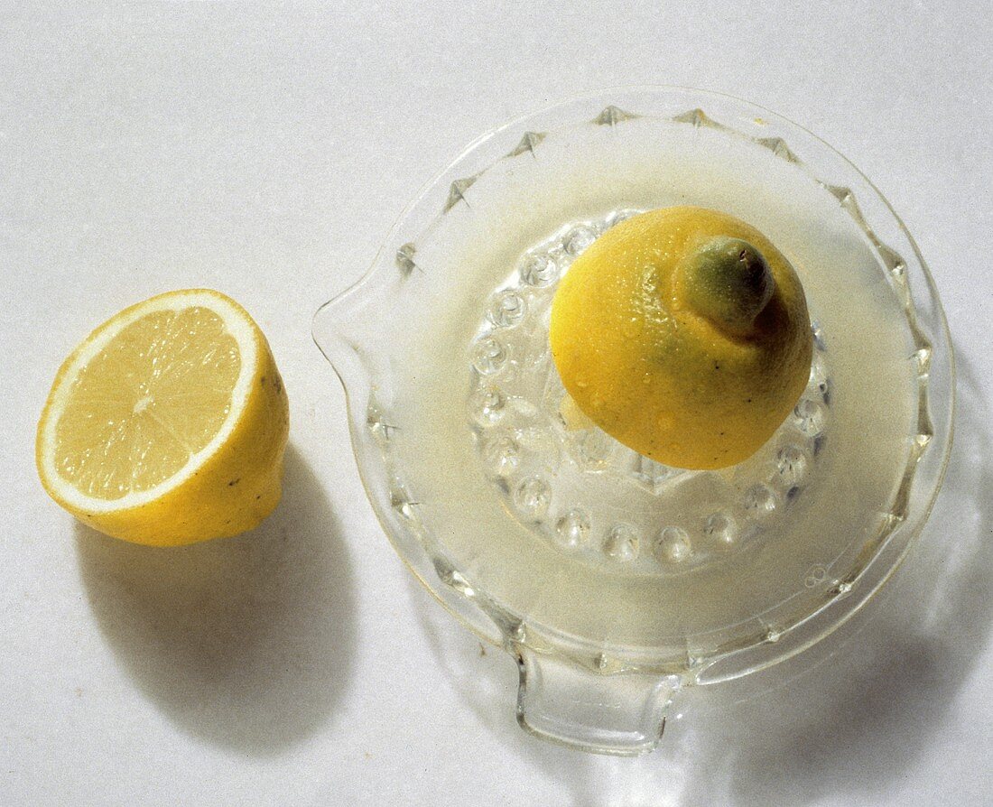 Eine Zitrone auf Zitronenpresse