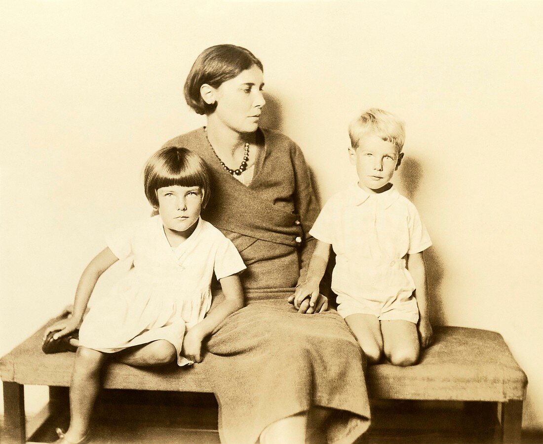 Winifred May de Kok and her children