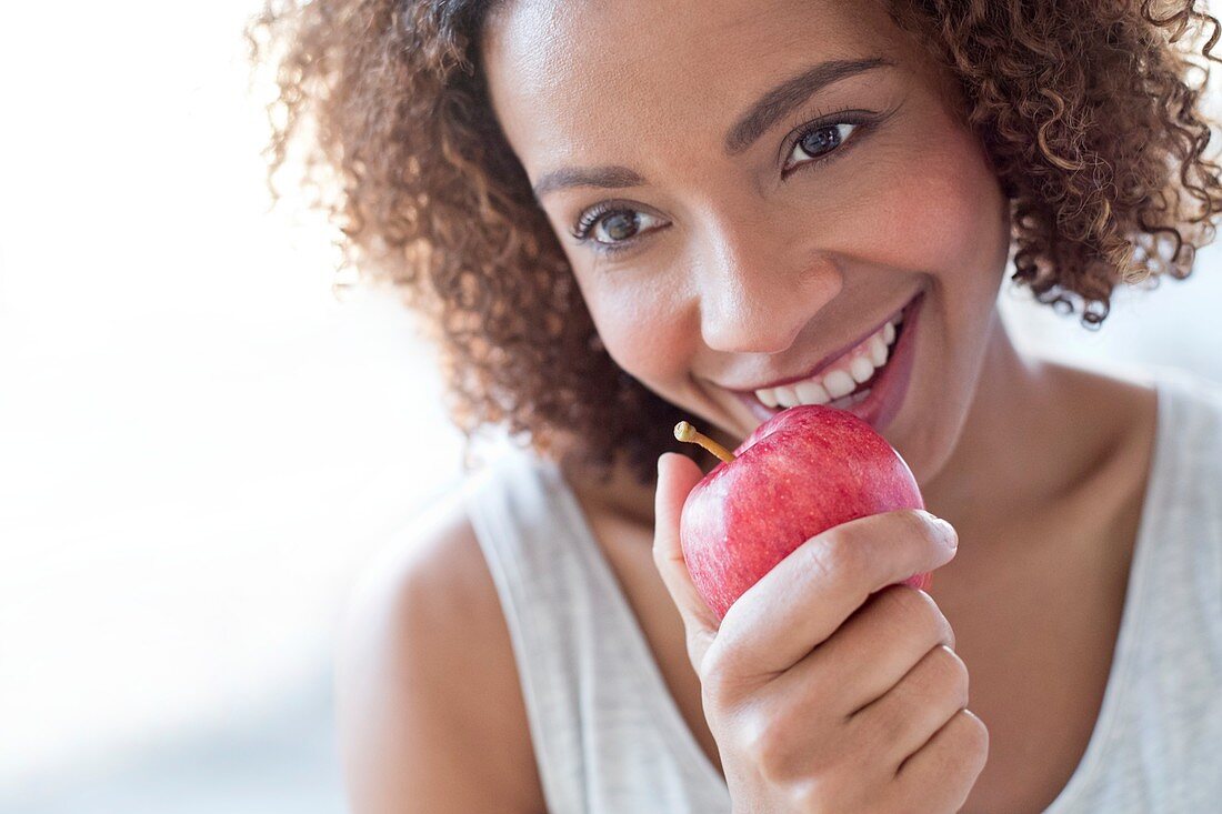 Mid adult woman eating apple